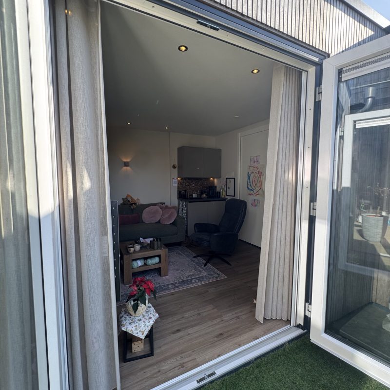 Mantelzorgwoning van buiten naar binnen