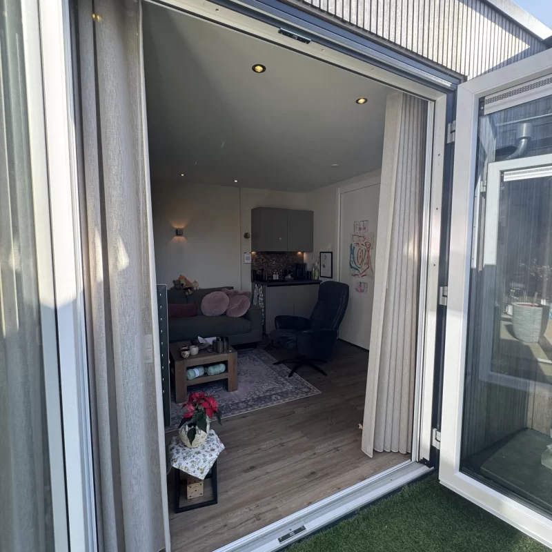 Mantelzorgwoning van binnen naar buiten
