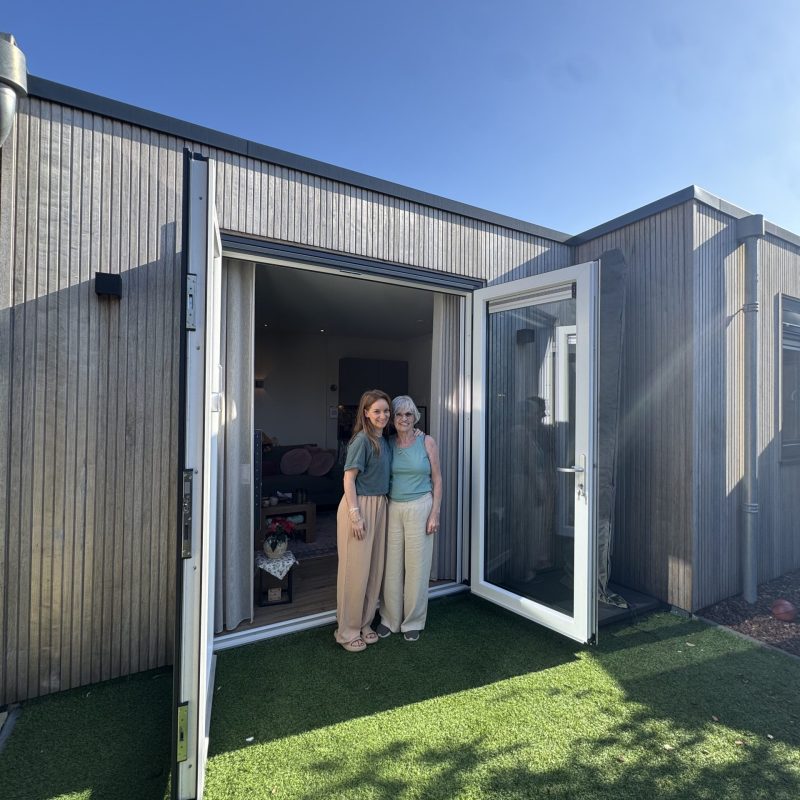 Tevreden eigenaren mantelzorgwoning